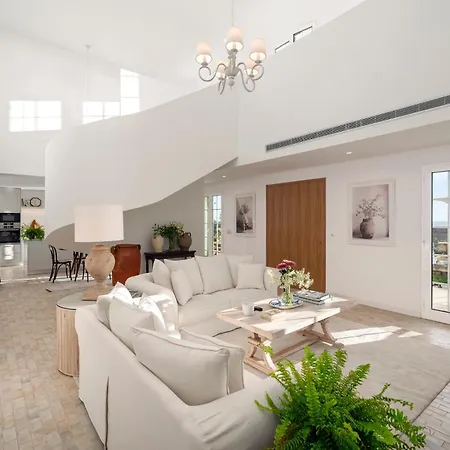 Quinta Marefe - On The Stunning West Coast