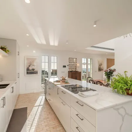 Quinta Marefe - On The Stunning West Coast *