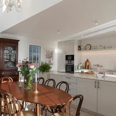 Quinta Marefe - On The Stunning West Coast