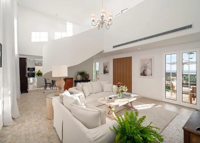 Quinta Marefe - On The Stunning West Coast