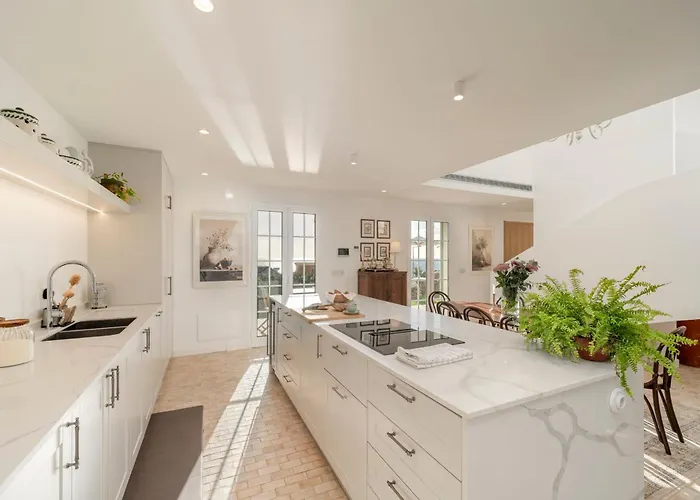 Quinta Marefe - On The Stunning West Coast *