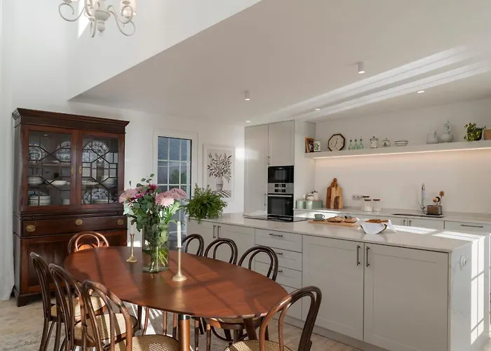 Quinta Marefe - On The Stunning West Coast